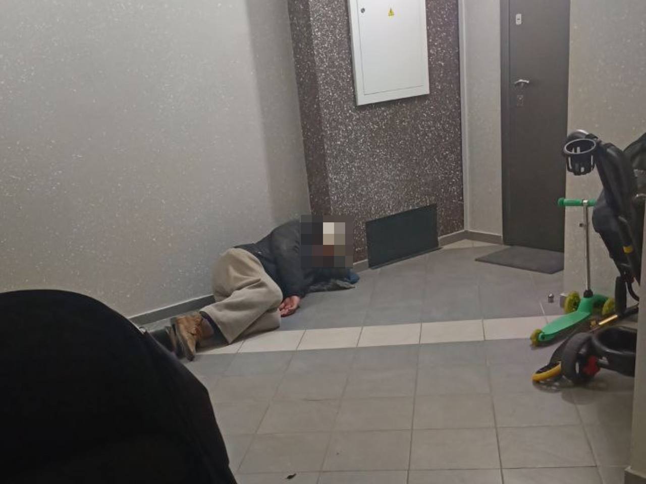 Воронежский бомж кидает в подъезде обкаканные штаны и обещает убить недовольных Воронежский бомж кидает в подъезде обкаканные штаны и обещает убить недовольных