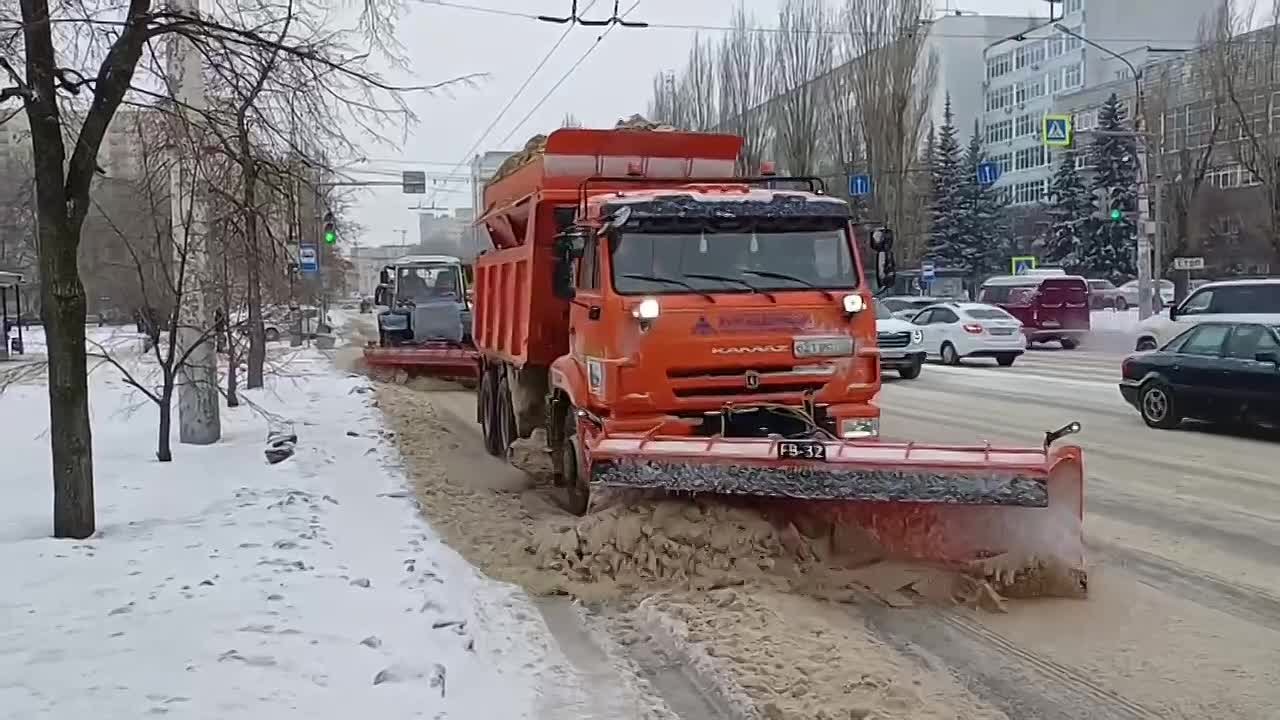Комбинат благоустройства обрабатывает улицы песко-соляной смесью и расчищает снег