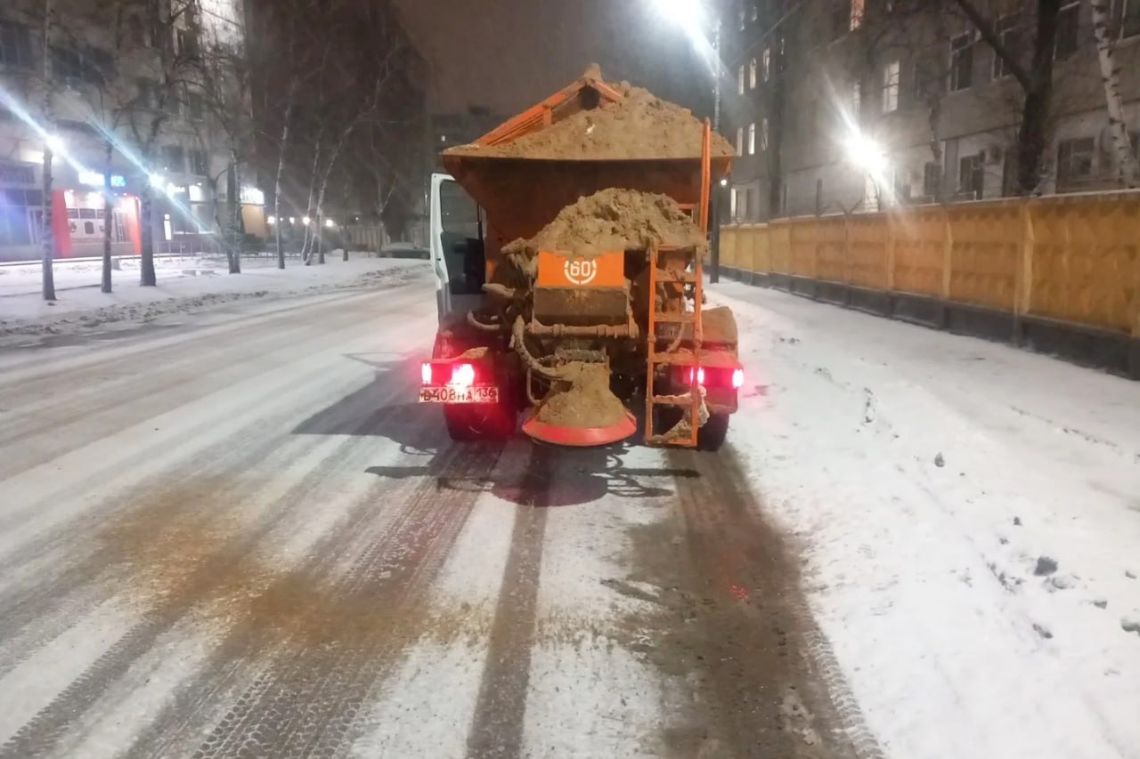Комбинат благоустройства обрабатывает улицы песко-соляной смесью и расчищает снег Комбинат благоустройства обрабатывает улицы песко-соляной смесью и расчищает снег