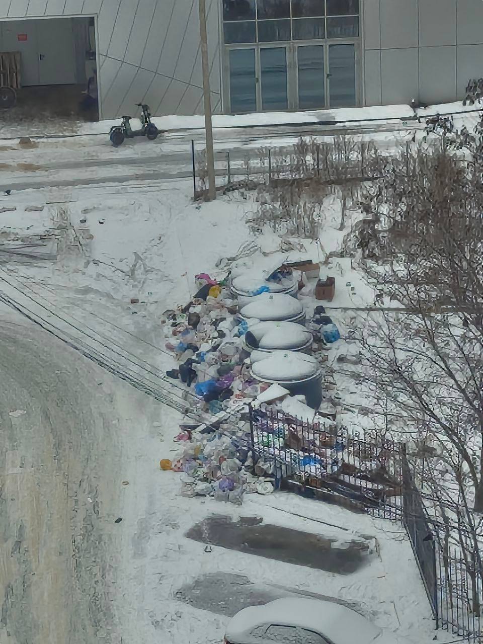 Нечищеные дороги стали причиной мусорного коллапса в воронежском ЖК Нечищеные дороги стали причиной мусорного коллапса в воронежском ЖК