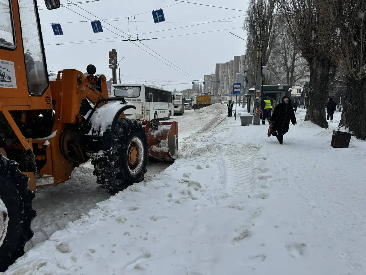 Комбинат благоустройства расчищает остановки общественного транспорта и подходы к пешеходным переходам