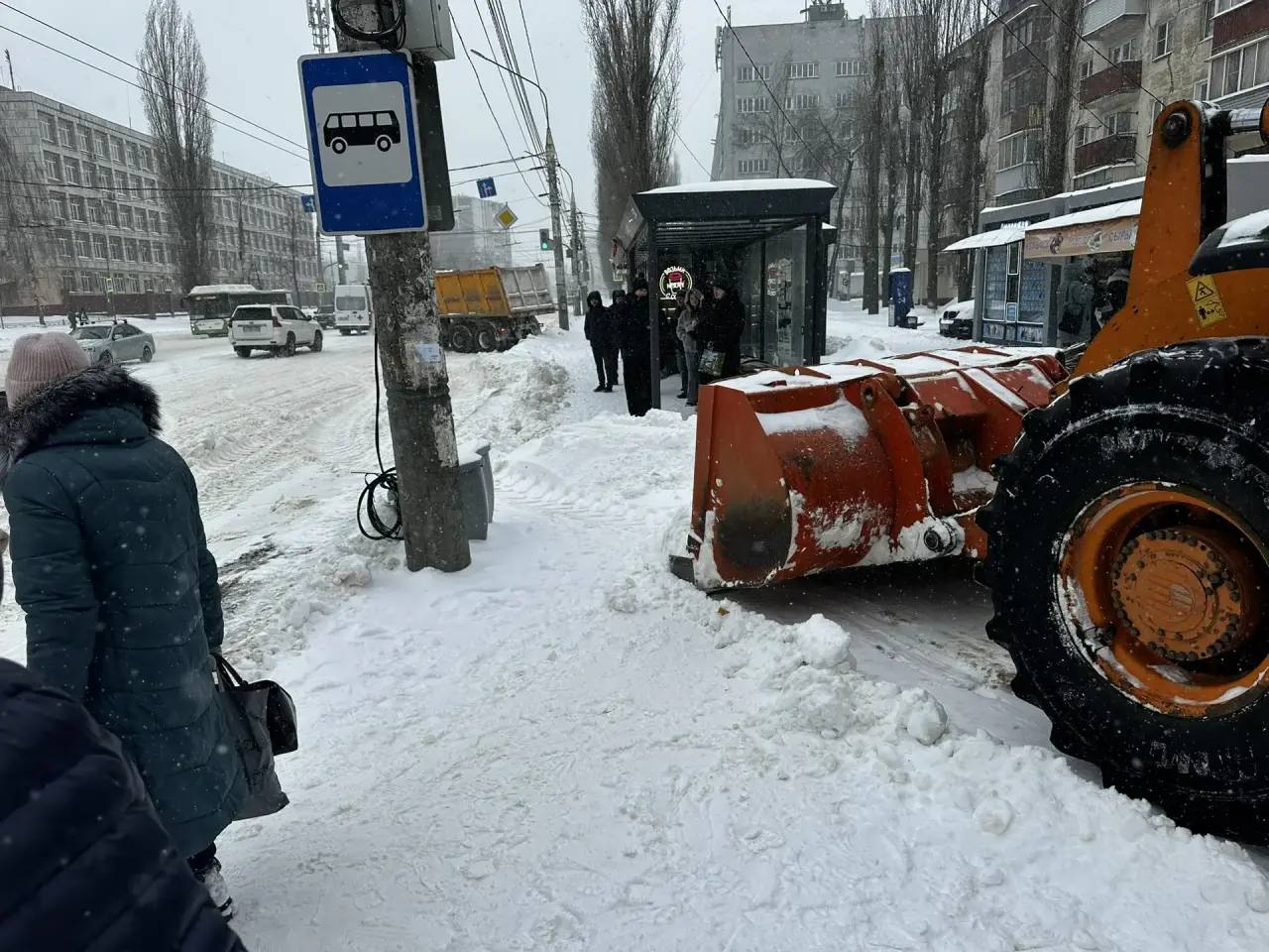 Комбинат благоустройства расчищает остановки общественного транспорта и подходы к пешеходным переходам Комбинат благоустройства расчищает остановки общественного транспорта и подходы к пешеходным переходам