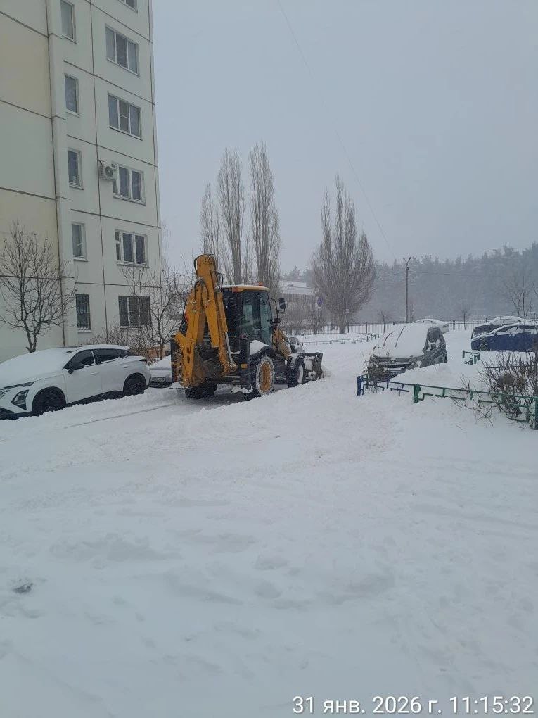Снег не ждет: активно очищаем территорию микрорайонов Советского района! Снег не ждет: активно очищаем территорию микрорайонов Советского района!