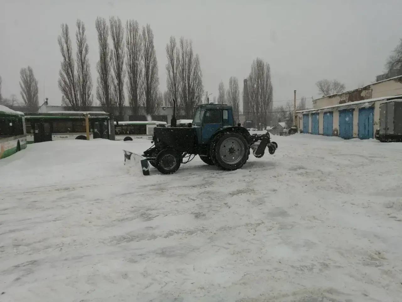 Комбинаты благоустройств продолжают убирать город от снега Комбинаты благоустройств продолжают убирать город от снега