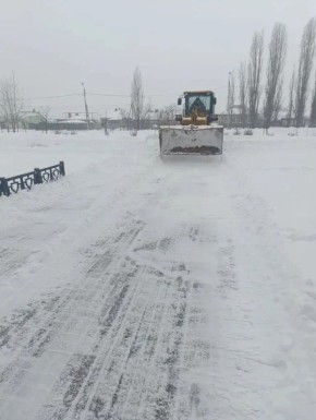 Снег не ждет: активно очищаем территорию микрорайонов Советского района!