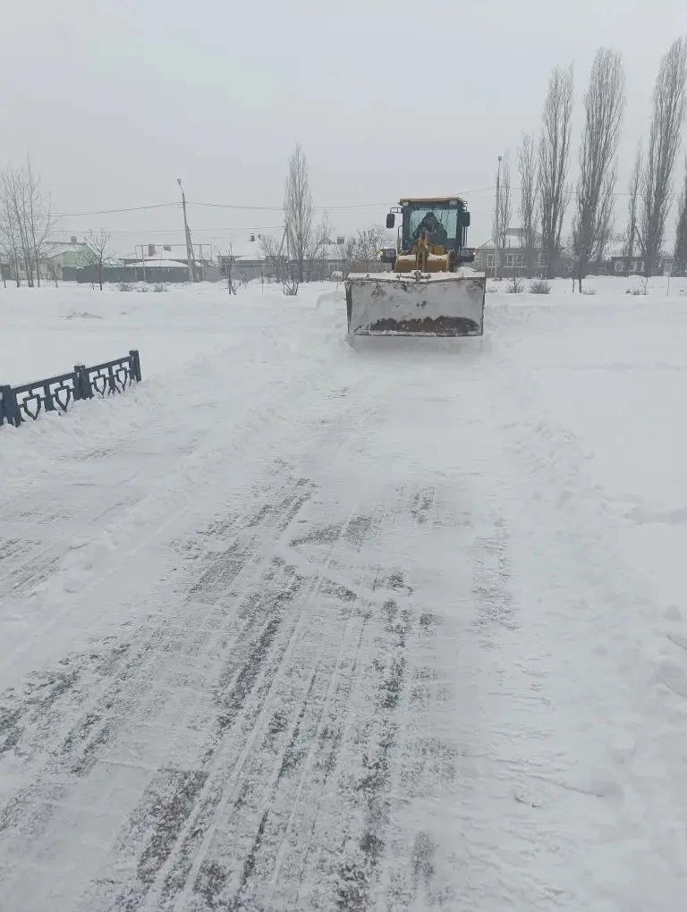 Снег не ждет: активно очищаем территорию микрорайонов Советского района!
