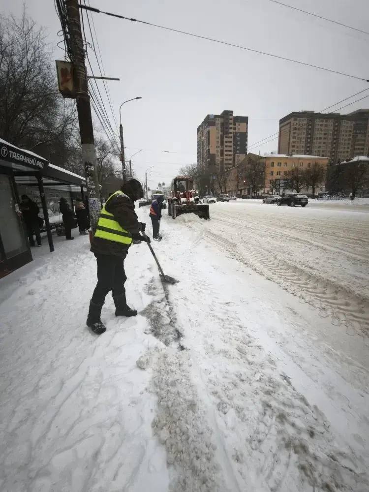 Комбинаты благоустройств продолжают убирать город от снега Комбинаты благоустройств продолжают убирать город от снега