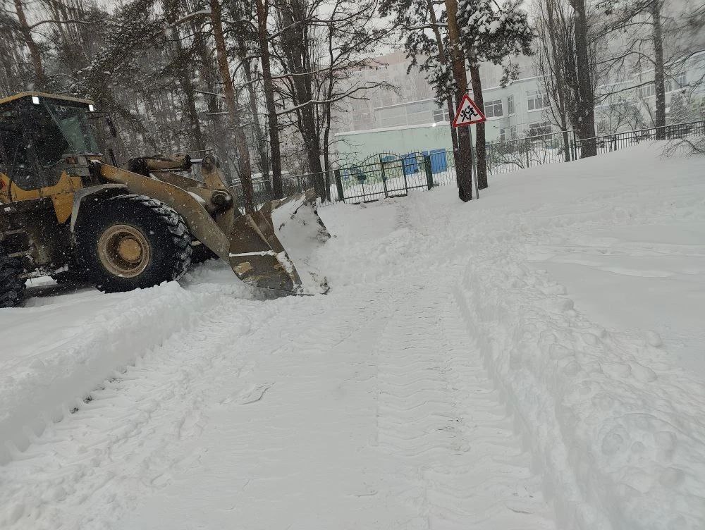 Снег не ждет: активно очищаем территорию микрорайонов Советского района! Снег не ждет: активно очищаем территорию микрорайонов Советского района!