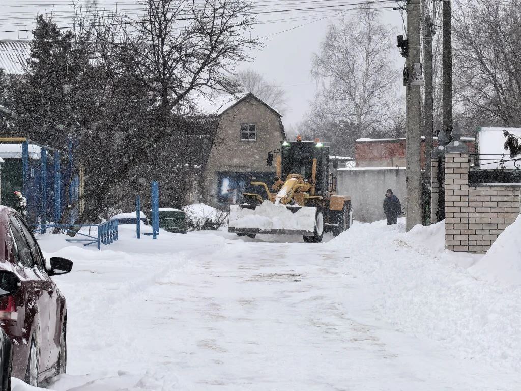 Снег не ждет: активно очищаем территорию микрорайонов Советского района! Снег не ждет: активно очищаем территорию микрорайонов Советского района!