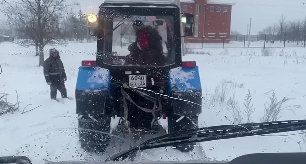 В такую погоду трудно приходится и тем, кто вывозит мусор