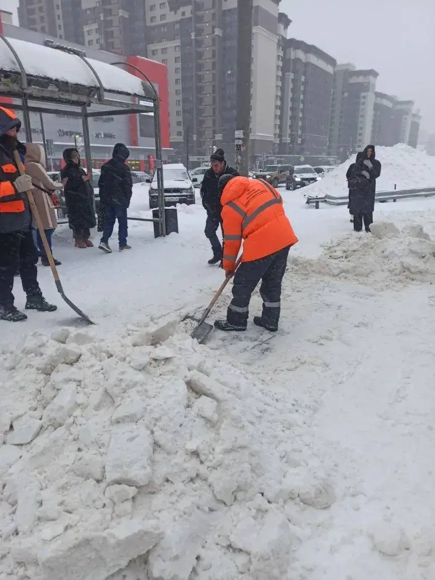 Комбинаты благоустройств продолжают убирать город от снега Комбинаты благоустройств продолжают убирать город от снега