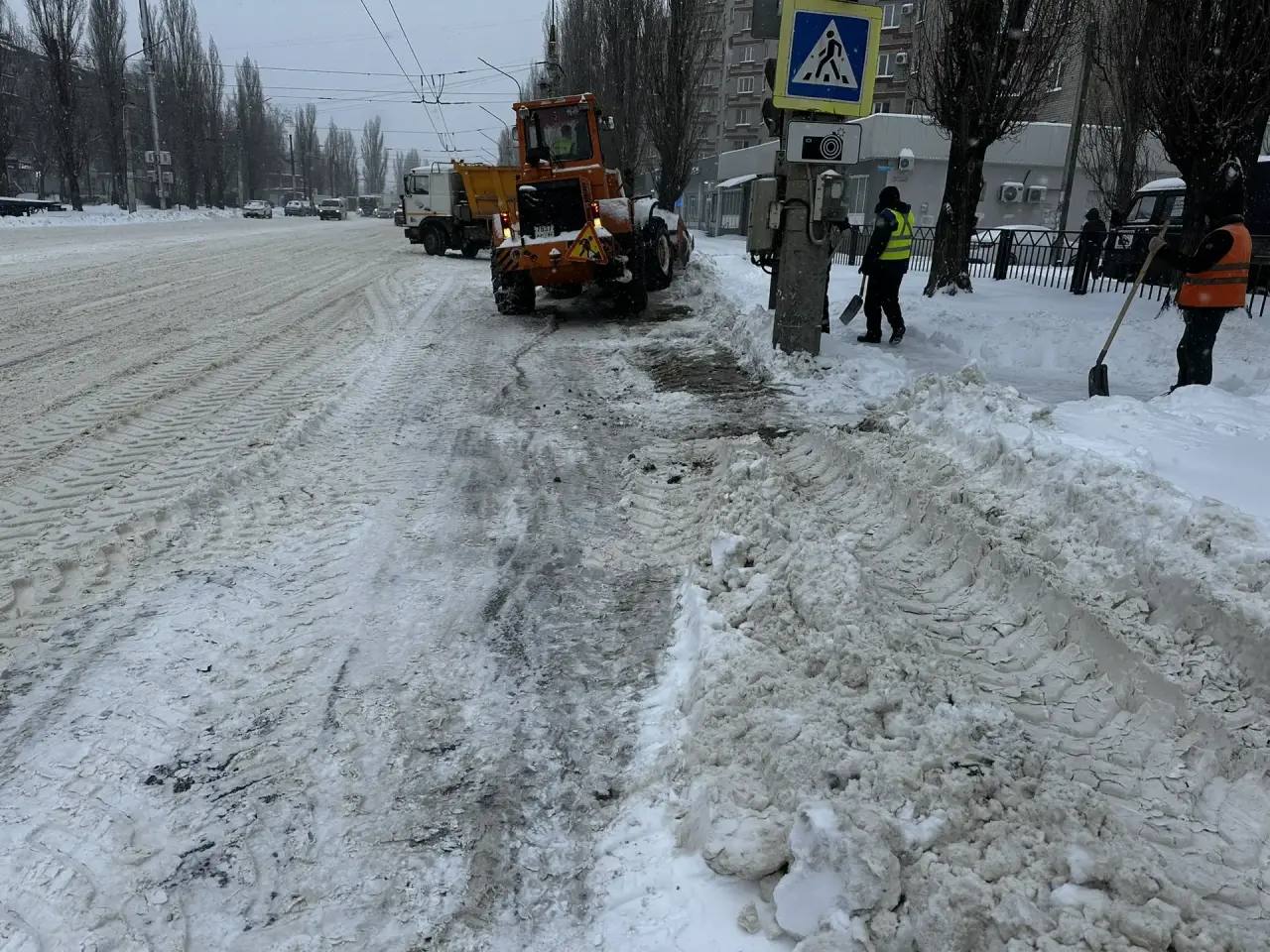 Комбинат благоустройства расчищает остановки общественного транспорта и подходы к пешеходным переходам Комбинат благоустройства расчищает остановки общественного транспорта и подходы к пешеходным переходам