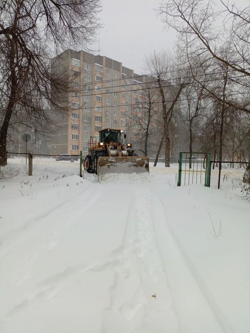 Снег не ждет: активно очищаем территорию микрорайонов Советского района! Снег не ждет: активно очищаем территорию микрорайонов Советского района!