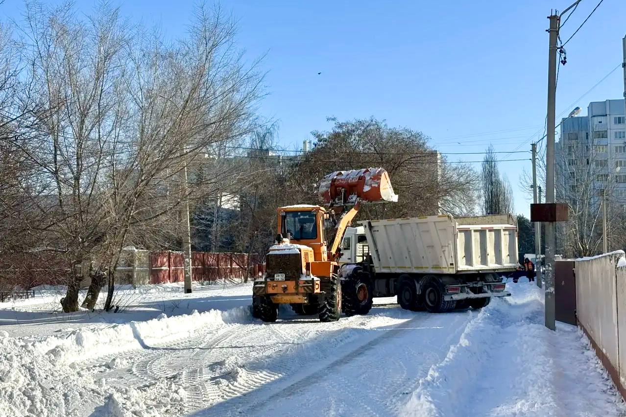 За день количество снега на улицах района уменьшилось еще на 1300 кубометров За день количество снега на улицах района уменьшилось еще на 1300 кубометров