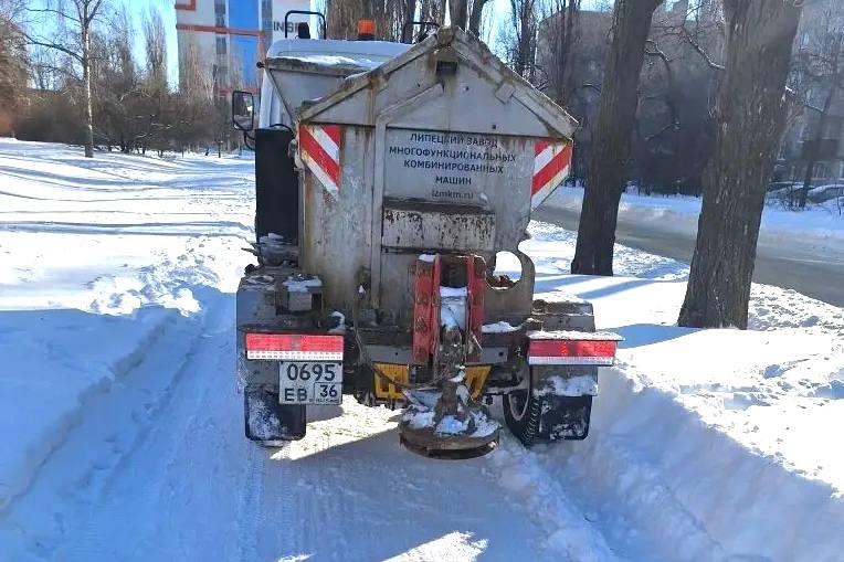 За день количество снега на улицах района уменьшилось еще на 1300 кубометров За день количество снега на улицах района уменьшилось еще на 1300 кубометров