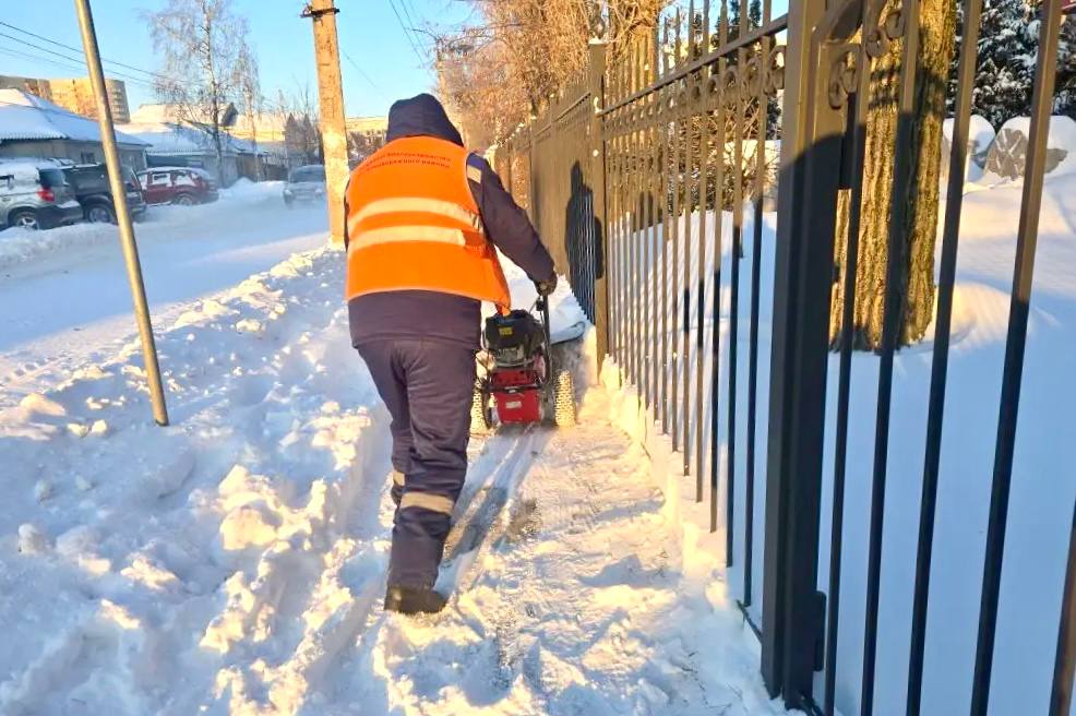 За день количество снега на улицах района уменьшилось еще на 1300 кубометров За день количество снега на улицах района уменьшилось еще на 1300 кубометров