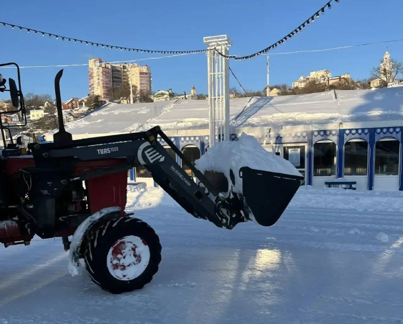 Работы по восстановлению льда на катке на территории Адмиралтейской площади продолжаются