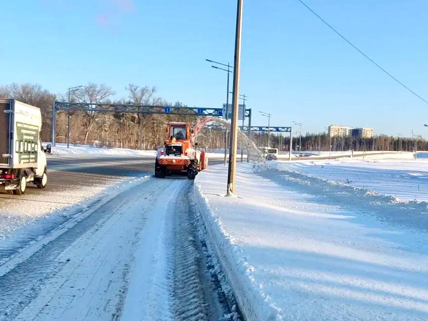 За день количество снега на улицах района уменьшилось еще на 1300 кубометров За день количество снега на улицах района уменьшилось еще на 1300 кубометров