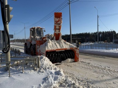 При помощи такого монстра сотрудники комбината благоустройства Советского района сегодня очищали дороги в Шилово