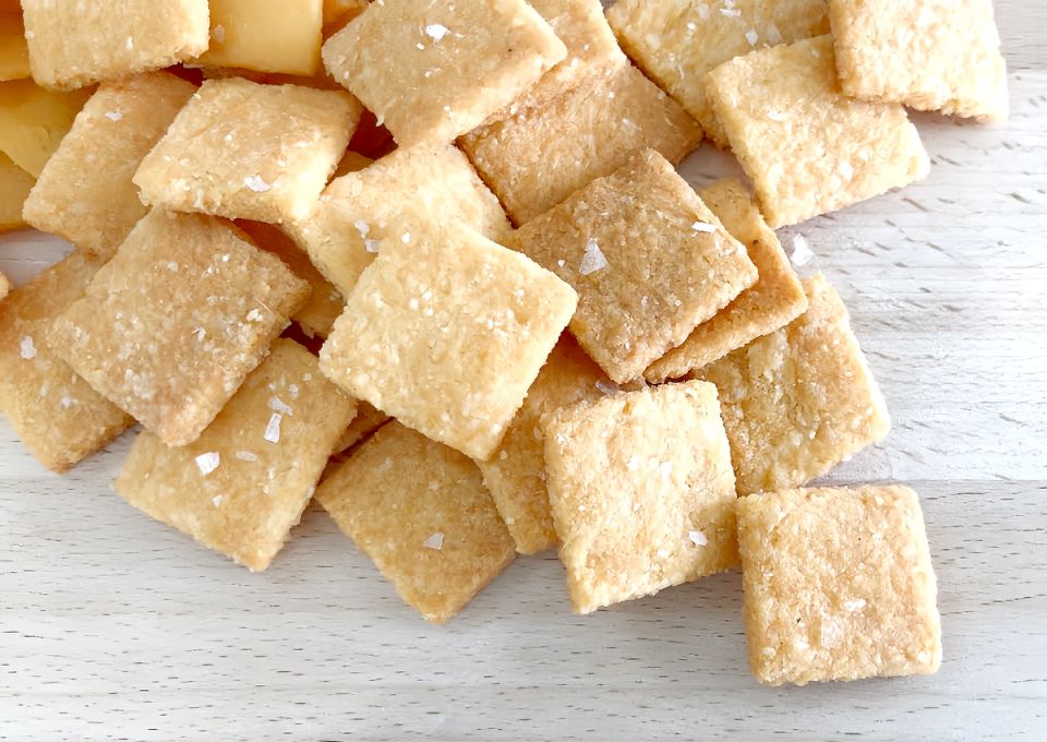 Хрустящие сырные крекеры на кето-диете: простой рецепт с тремя ингредиентами