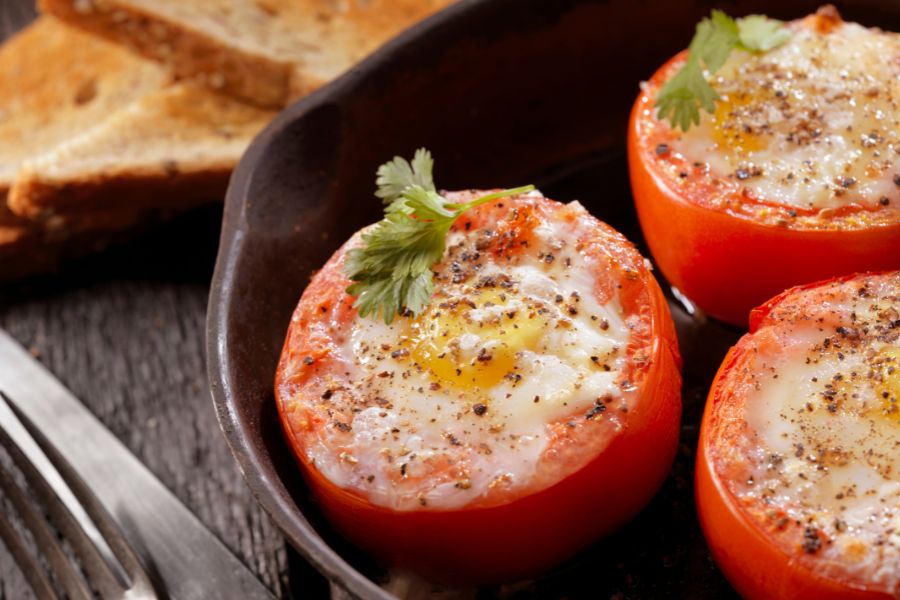 Неожиданный завтрак: как запеченные помидоры с яйцом удивят вас