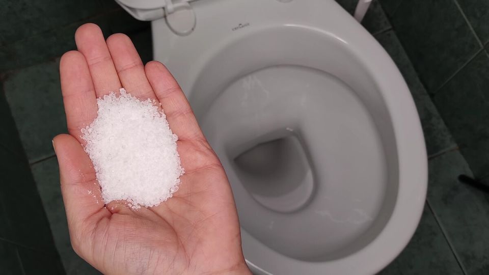 Соль в унитазе: неожиданные способы применения
