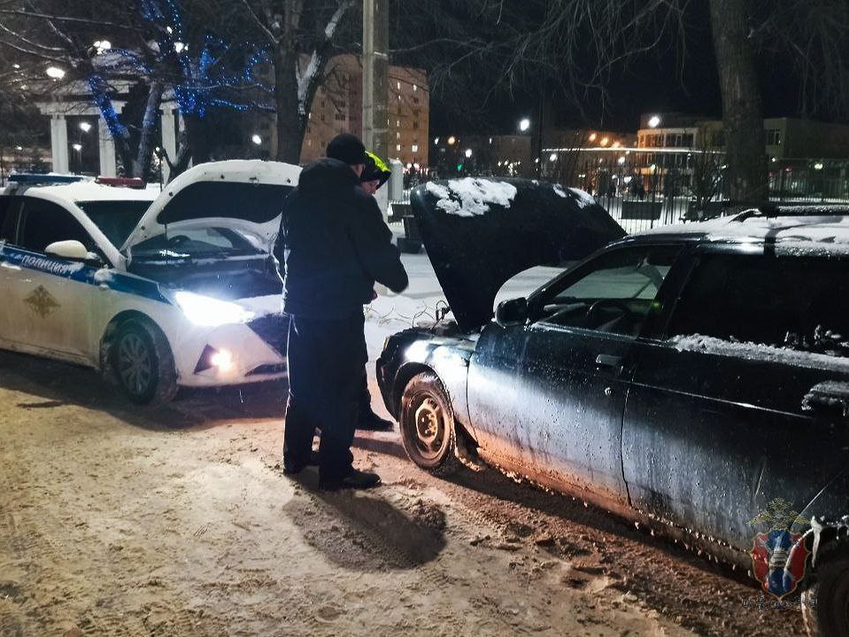 Госавтоинспекторы пришли на помощь водителю, оказавшемуся в сложной ситуации Госавтоинспекторы пришли на помощь водителю, оказавшемуся в сложной ситуации