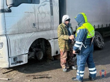 Сотрудники Госавтоинспекции помогли водителю большегруза, оказавшемуся в трудной ситуации