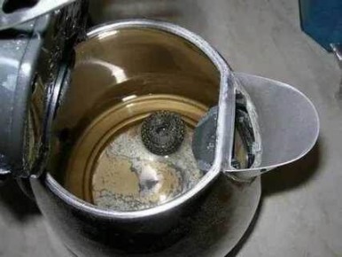 Как просто избавиться от накипи в электрочайнике