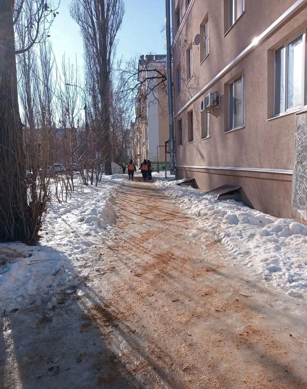 Друзья, мы понимаем, насколько важно обеспечить безопасность передвижения в условиях зимних дорог и улиц города Друзья, мы понимаем, насколько важно обеспечить безопасность передвижения в условиях зимних дорог и улиц города