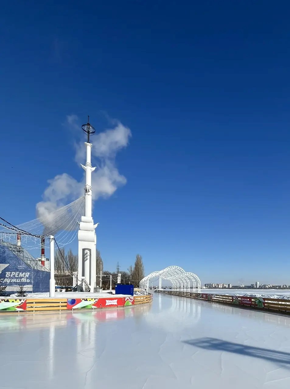 Каток на Адмиралтейской площади готов принимать посетителей Каток на Адмиралтейской площади готов принимать посетителей