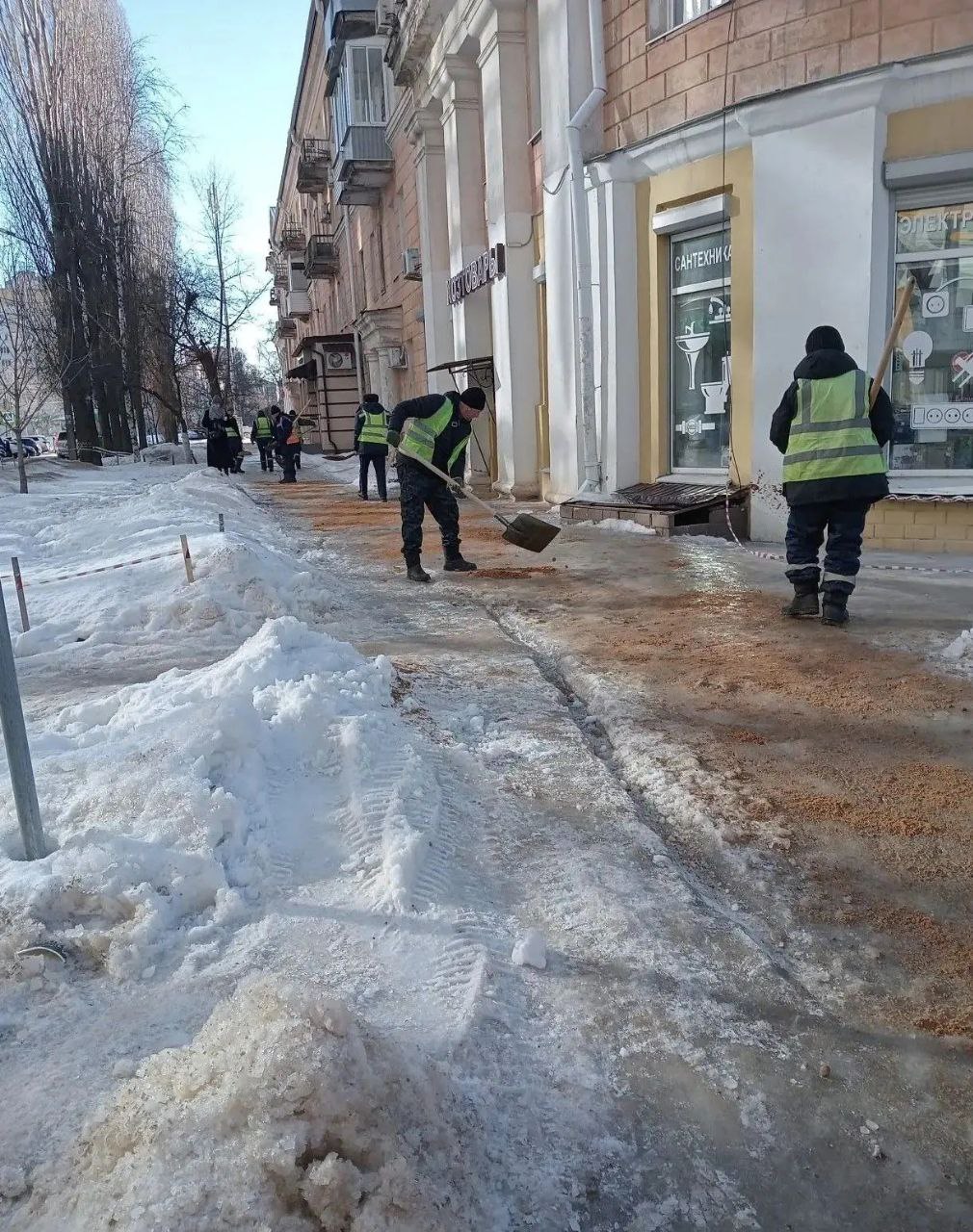 Друзья, мы понимаем, насколько важно обеспечить безопасность передвижения в условиях зимних дорог и улиц города Друзья, мы понимаем, насколько важно обеспечить безопасность передвижения в условиях зимних дорог и улиц города