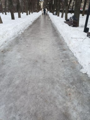 Блокнот, зачем заливать каток на набережной, куда без авто не добраться, когда можно каток заливать напротив центральной городской площади? Кафе рядом, транспорт в избытке! Пусть в горадминистрации подумают о катке в...