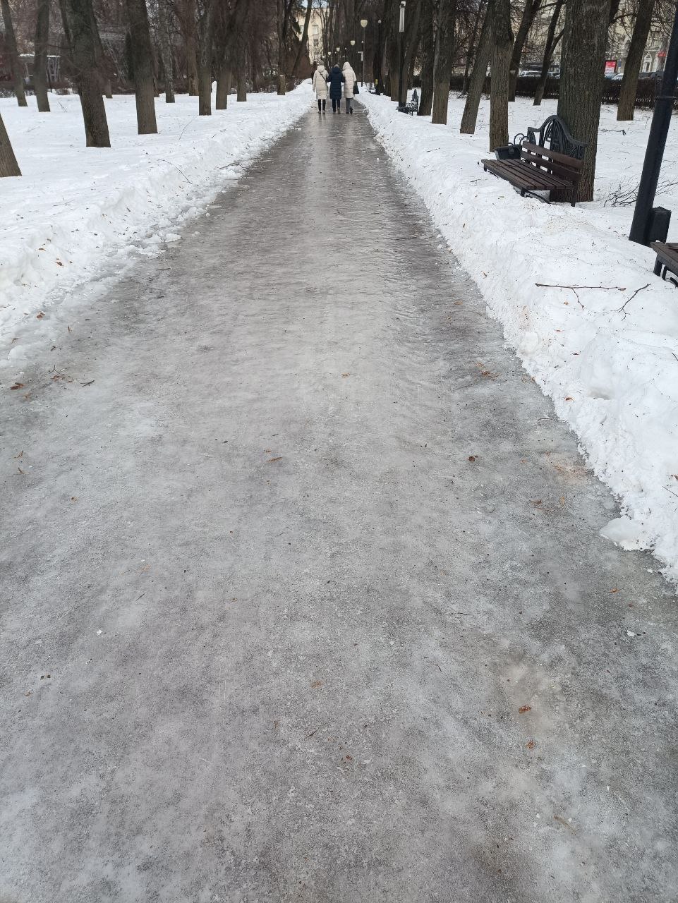 Блокнот, зачем заливать каток на набережной, куда без авто не добраться, когда можно каток заливать напротив центральной городской площади? Кафе рядом, транспорт в избытке! Пусть в горадминистрации подумают о катке в...