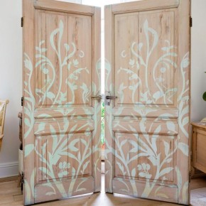 Перевоплощение старой двери в яркую ширму: от идеи до воплощения