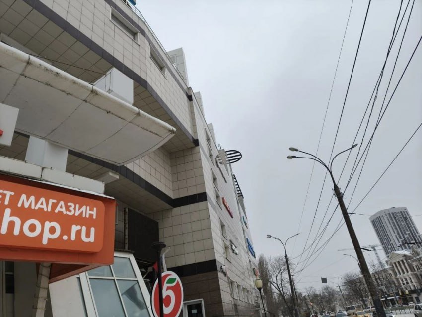 Пострадали мама с ребенком: уголовное дело возбудили после падения наледи с воронежского ТЦ Пострадали мама с ребенком: уголовное дело возбудили после падения наледи с воронежского ТЦ