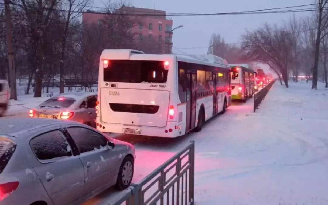 Из-за ледяного дождя 6-балльные пробки сковали улицы Воронежа утром в четверг, 19 февраля