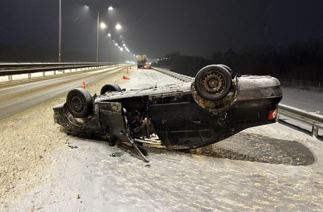 В Верхнемамонском районе сотрудники Госавтоинспекции устанавливают обстоятельства наезда транспортного средства на препятствие