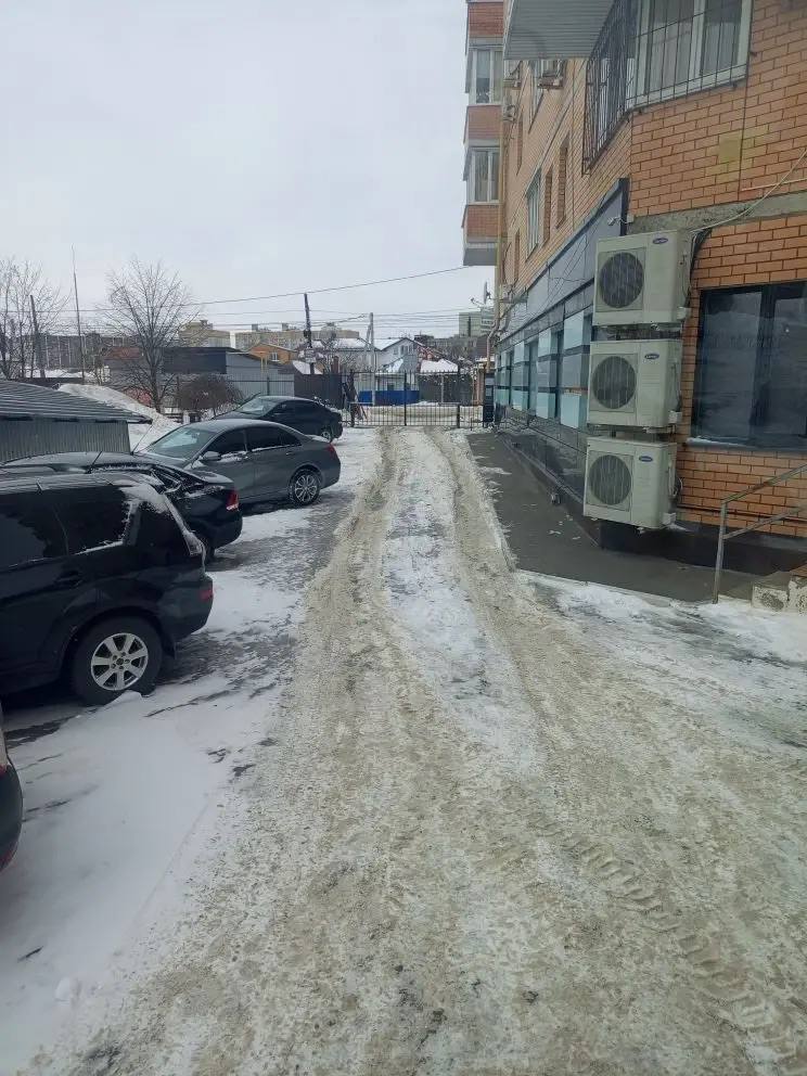 В Воронеже УК продолжают очищать дворы от снега и льда В Воронеже УК продолжают очищать дворы от снега и льда
