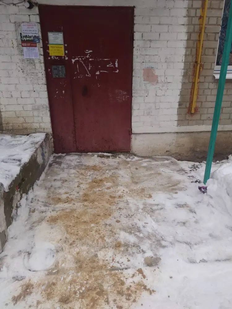 В Воронеже УК продолжают очищать дворы от снега и льда В Воронеже УК продолжают очищать дворы от снега и льда