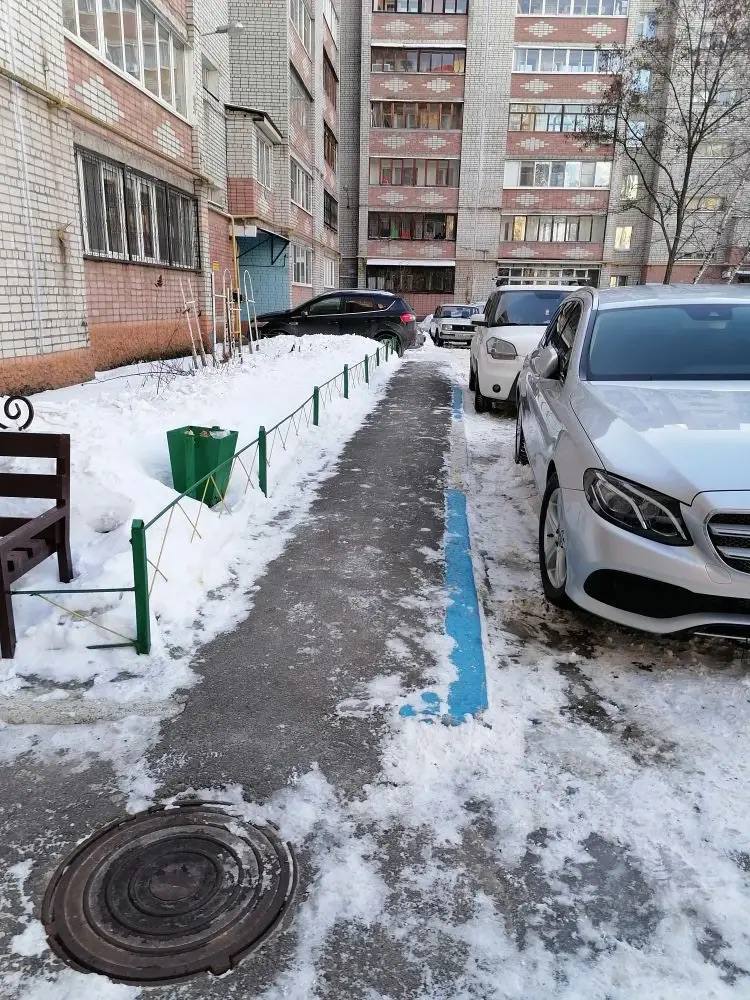 В Воронеже УК продолжают очищать дворы от снега и льда В Воронеже УК продолжают очищать дворы от снега и льда