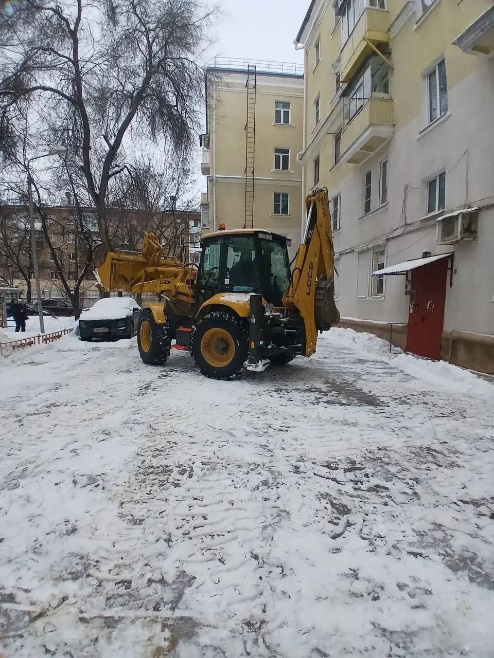 В Воронеже УК продолжают очищать дворы от снега и льда В Воронеже УК продолжают очищать дворы от снега и льда