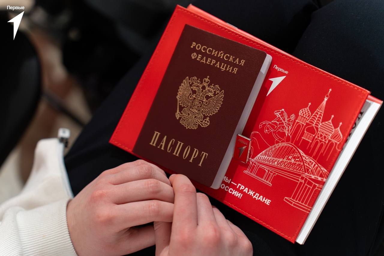 В преддверии Дня защитника Отечества в музее «Арсенал», который хранит память о подвигах и героизме многих поколений, вручили паспорта юным жителям Воронежской области В преддверии Дня защитника Отечества в музее «Арсенал», который хранит память о подвигах и героизме многих поколений, вручили паспорта юным жителям Воронежской области