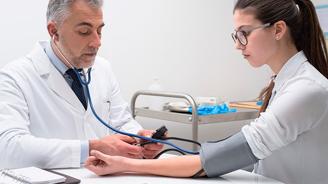 Роструд объясняет, как пройти медосмотры при изменении условий труда