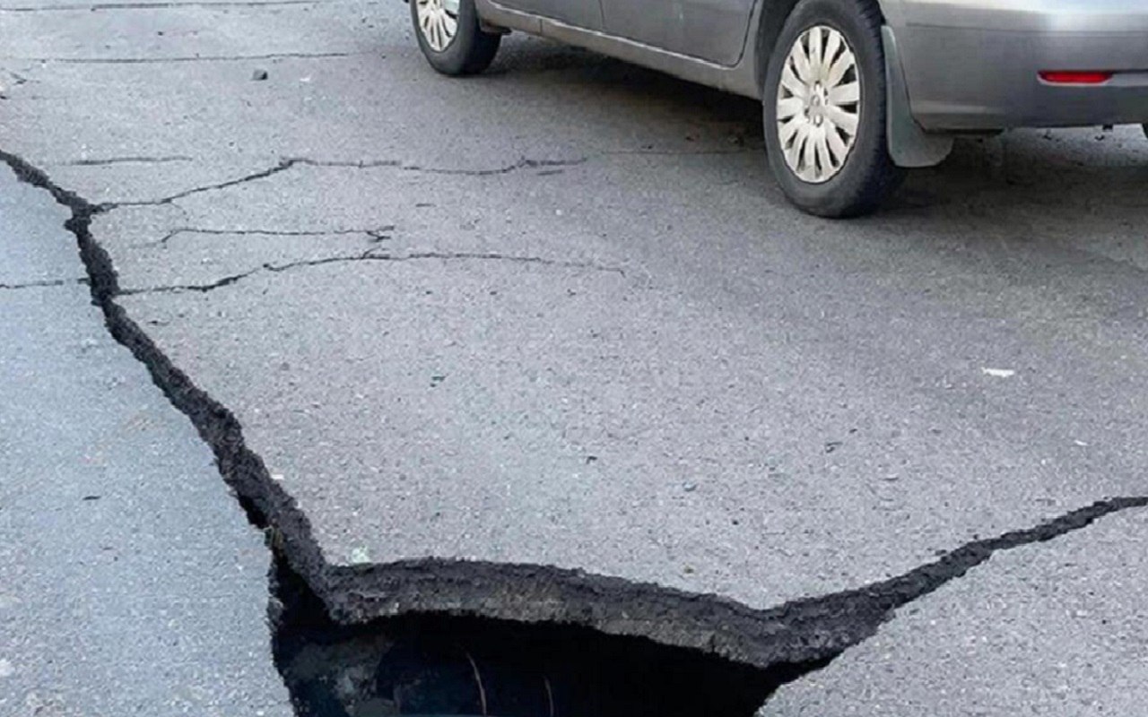 Автомобиль провалился в яму из-за аварии на коллекторе в Левобережном районе Воронежа