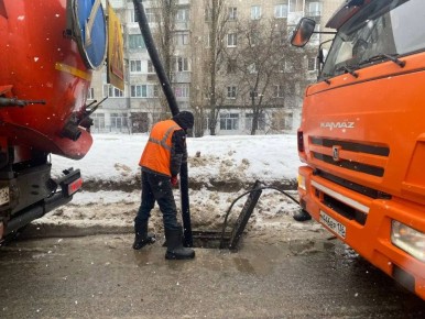 #уборка_Воронежа. Днем, кроме уборки территорий и вывоза снежных масс, ведется очистка решеток ливнеприемных колодцев и промывка самих сетей