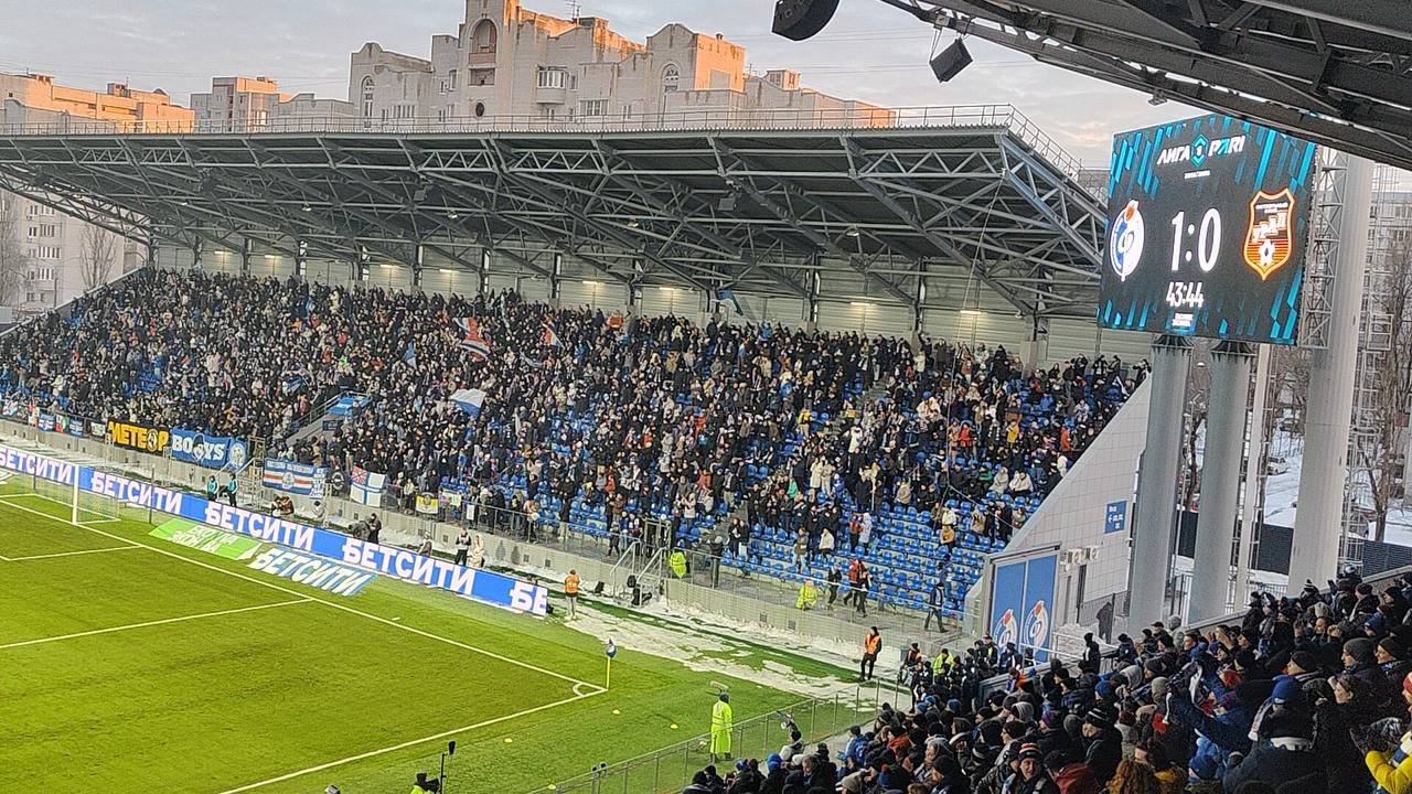 Александр Гусев: Более 8 тысяч болельщиков пришли сегодня на трибуны нашего стадиона, чтобы поприветствовать возвращение "Факела" после зимней паузы Александр Гусев: Более 8 тысяч болельщиков пришли сегодня на трибуны нашего стадиона, чтобы поприветствовать возвращение "Факела" после зимней паузы