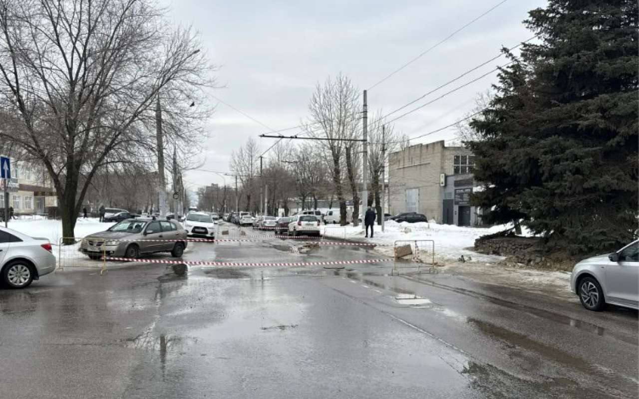 В Воронеже перекрыли движение на улице Циолковского из-за коммунальной аварии