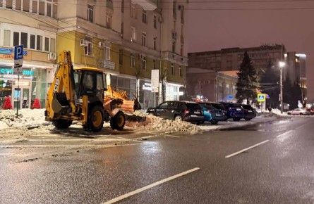 Продолжается очистка от снега платных парковочных мест