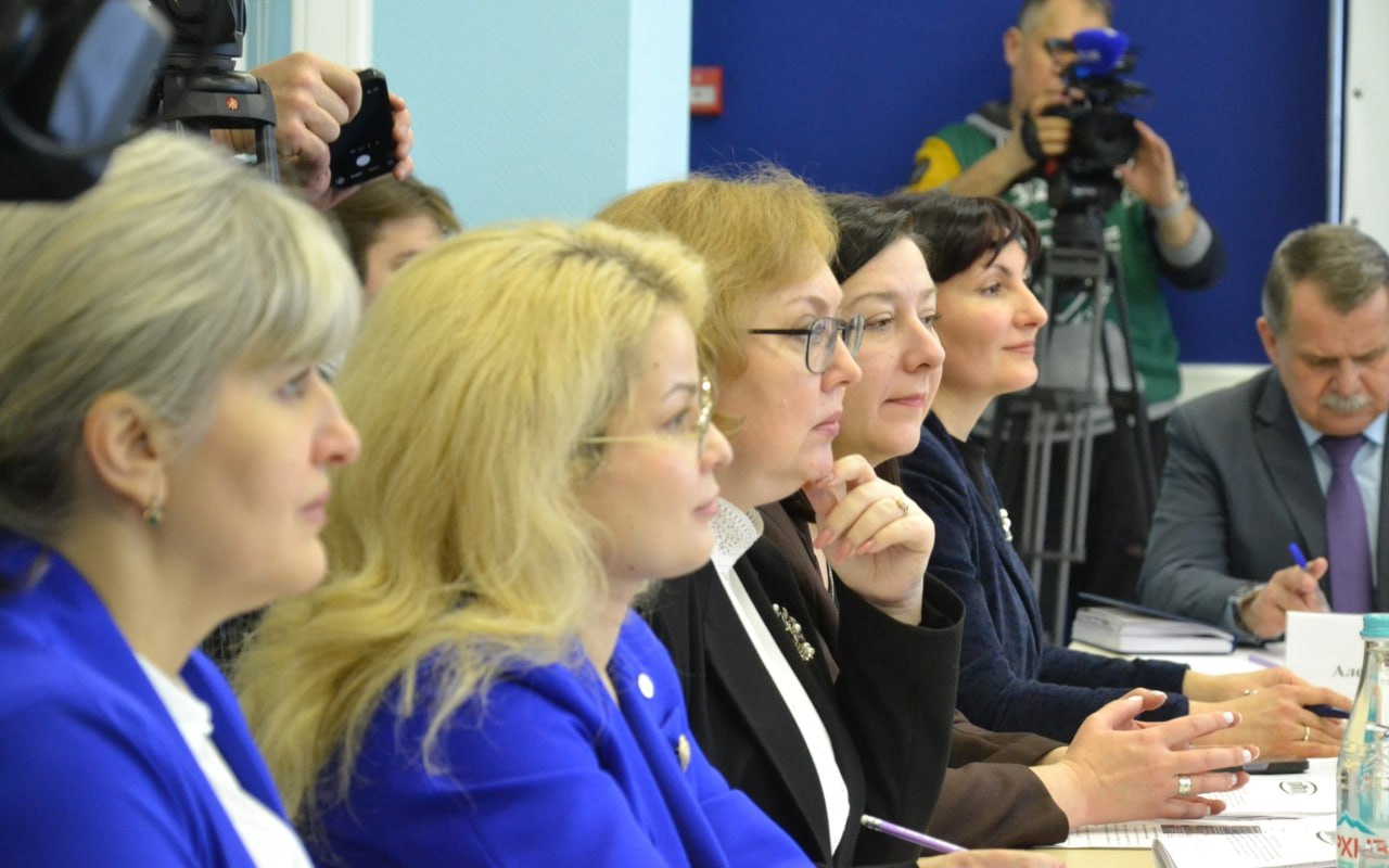 В кадровом центре «Правобережный» в Воронеже прошло расширенное заседание комитета областной Думы по труду и соцзащите